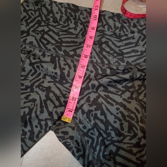 Lululemon Hot To Street Crop leggings. Grey and black patterns. 21 1/2". Size 8. - Picture 14 of 15
